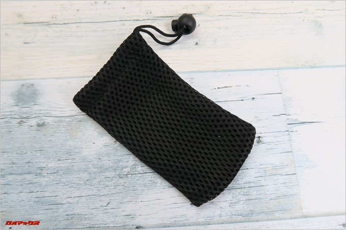 Vismera「BT-515F」はイヤホンや充電ケーブルを持ち運ぶ為のメッシュポーチも付属していました。