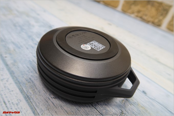 Tronsmart「T4」本体の底面には柔らかい素材のゴム足が付いています