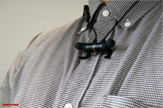 Vismera「BT-515F」は胸元でイヤホンのＬ/Ｒを磁石でくっつけてネックレス状態で首からぶら下げる事が可能です