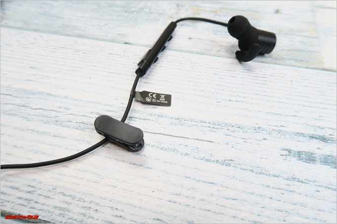 Vismera「BT-515F」にはコントローラーが備わっているケーブルが揺れないようにクリップも同梱されています