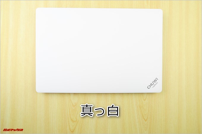 CHUWI LapBookの天板は真っ白です
