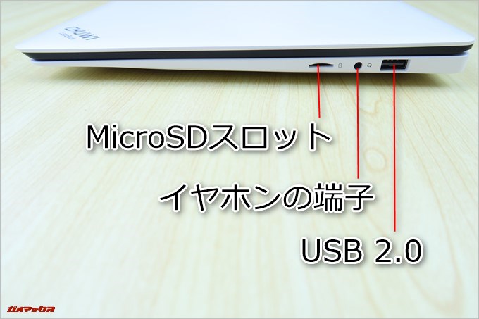 CHUWI LapBookの右側面には本体の右側面にはUSB2.0×1、ヘッドセット(イヤホン端子)×1、MicroSDスロット×1