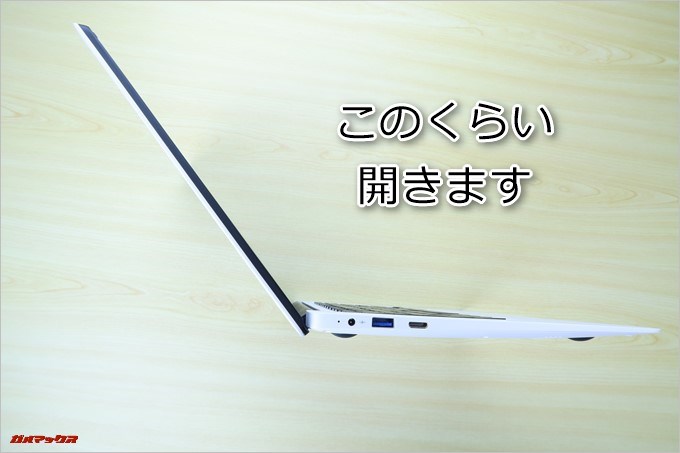 CHUWI LapBookは膝上作業も快適な角度を開くことが出来ました