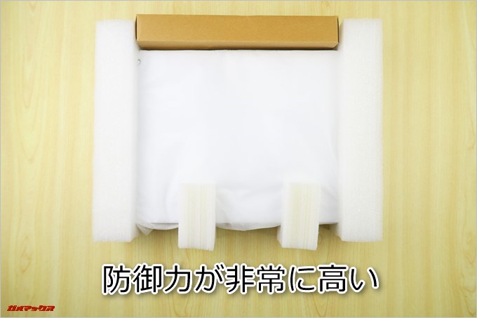 CHUWI LapBookは左右と下部を高反発なスポンジで覆われていました。海外の輸送時もこれなら安心ですね!