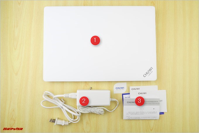 CHUWI LapBookの同梱物は本体と充電器、説明書関係のみとシンプルな内容でした