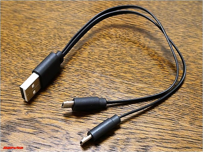dodocoolのDA144には2つのイヤホンを同時に充電できる二股のケーブルが付属しています