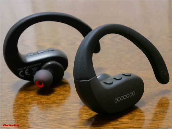 dodocoolのDA144はホールド感を高める眼鏡のツルのようなイヤーフックが備わっています