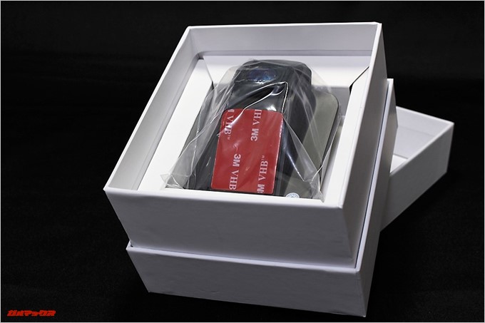 Drive Recorder DRV-1の化粧箱を開けるとイキナリ本体が出てくるので落とさないように注意しましょう
