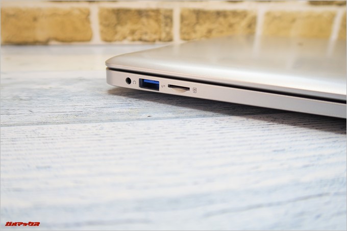 Jumper EZbook 3SEは本体の左右に端子類が集約