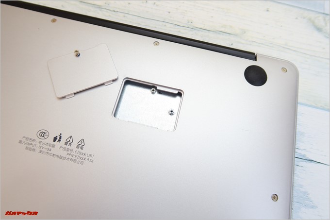 Jumper EZbook 3SEの底面にはネジ止め蓋があったので開けてみましたがなにも入っていませんでした。