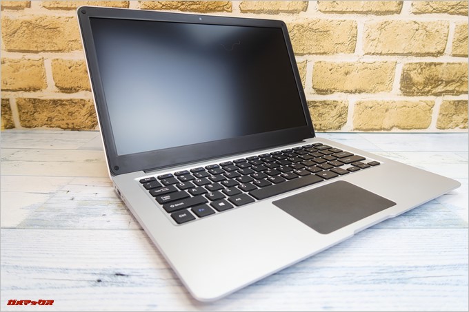 Jumper EZbook 3SEのディスプレイ周りはブラックで引き締まった印象です。