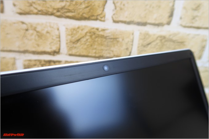 Jumper EZbook 3SEはディスプレイ側にカメラも備えているのでビデオチャットも可能です。