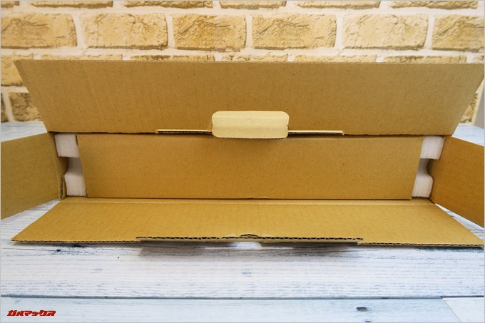 Jumper EZbook 3SEはアクセサリーBOXにアクセサリーが詰め込まれています