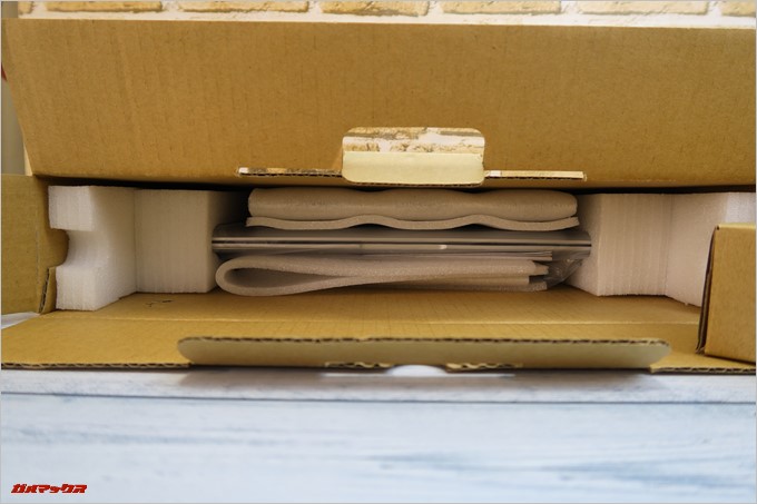 Jumper EZbook 3SEは緩衝材でガッチガチに守られていました。