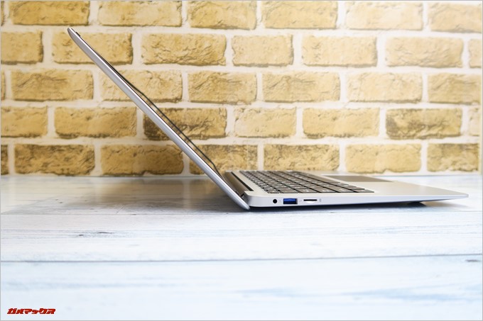 Jumper EZbook 3SEは膝上作業も可能です。