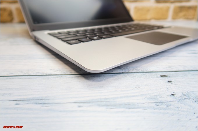 Jumper EZbook 3SEはデザインのお陰で数値よりも薄い印象です。