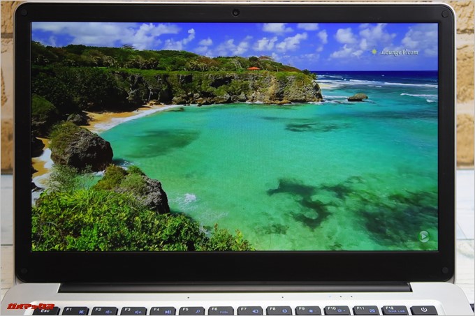 Jumper EZbook 3SEはフルHDパネルを採用しているので高精細な表示が可能