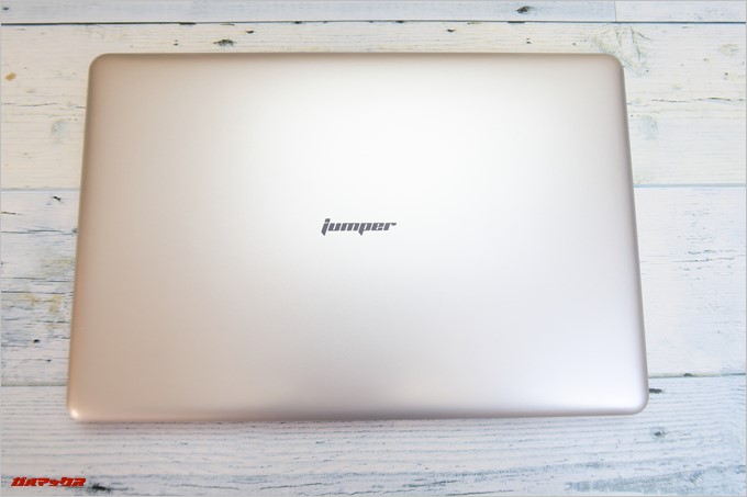 シルバーの天板にはJumperのロゴが控え目に表示されています。