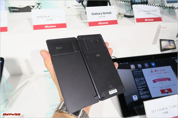 「M Z-01K」のディスプレイを開いた背面はロゴマークのMが隠れていました