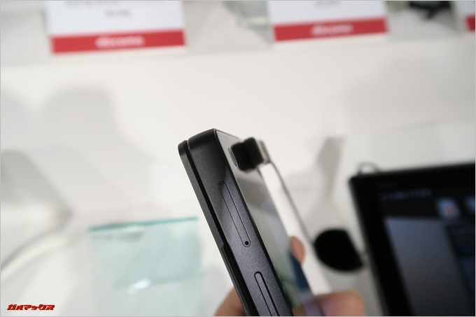 「M Z-01K」は折り畳んだ状態で12.1mm