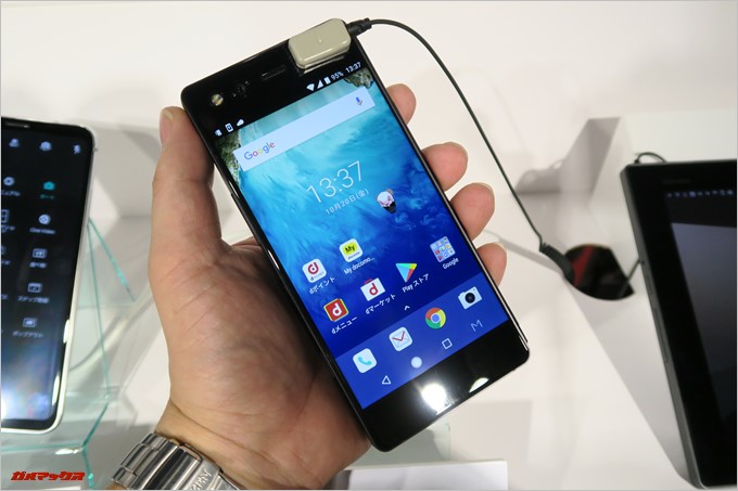 「M Z-01K」はディスプレイを閉じると外観は一般的なスマホと変わりません