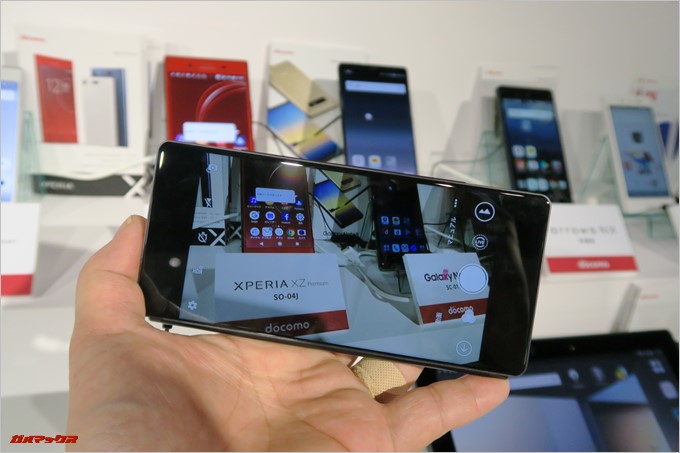 「M Z-01K」はアウトカメラモードに切り替えるとサブディスプレイに映像が写り、通常のスマートフォンカメラと同じ使い方で撮影が可能です