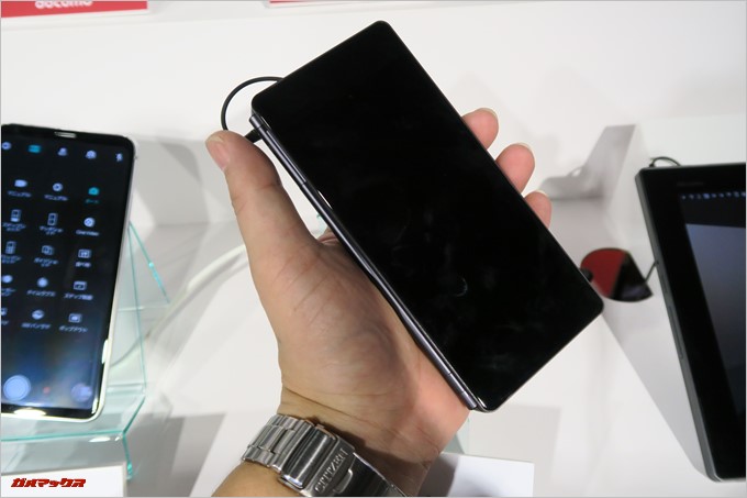 「M Z-01K」を折りたたむと背面もディスプレイに