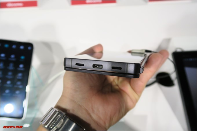 「M Z-01K」の本体下部には充電ポートとスピーカー