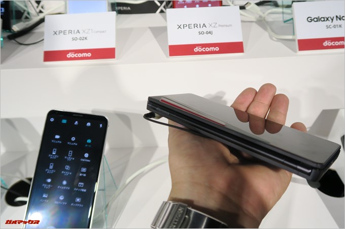 「M Z-01K」のヒンジ部分にはドコモのロゴ