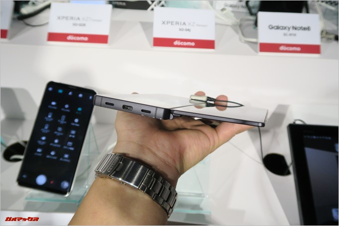 「M Z-01K」のディスプレイを開くとサブ画面が極端に薄いです