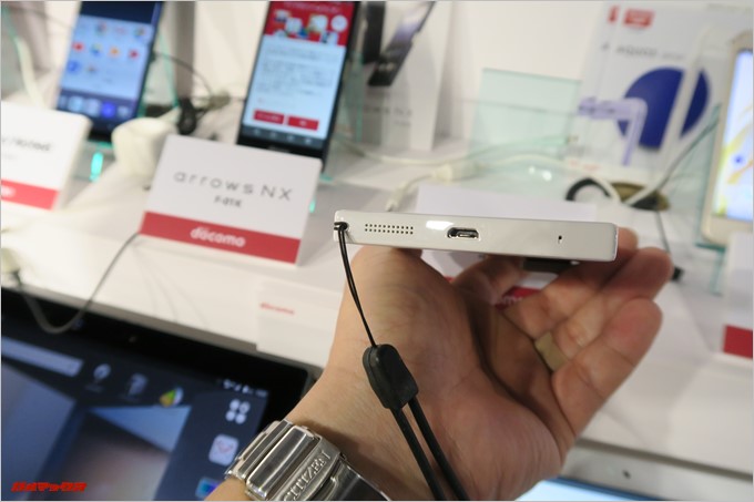 「MONO MO-01K」はストラップホールが備わっているのでお気に入りのストラップが取付けられます