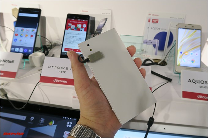 「MONO MO-01K」の背面はガラクコーティングの様な光沢加工が施されていました