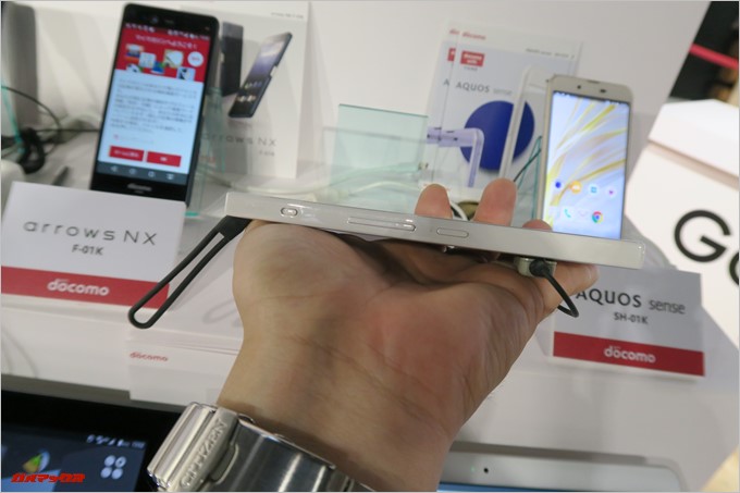 「MONO MO-01K」の画面右側面には物理スイッチ式のマナーモードボタンが備わっています