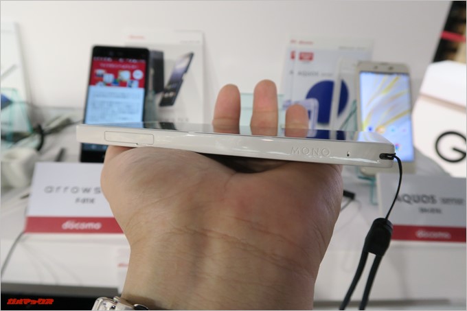 「MONO MO-01K」の画面左側にMONOの刻印