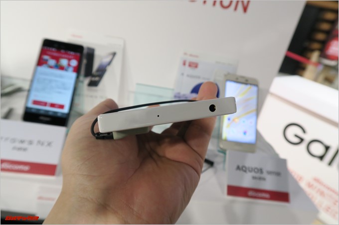 「MONO MO-01K」の本体上部には3.5mmイヤホンジャックが備わっています