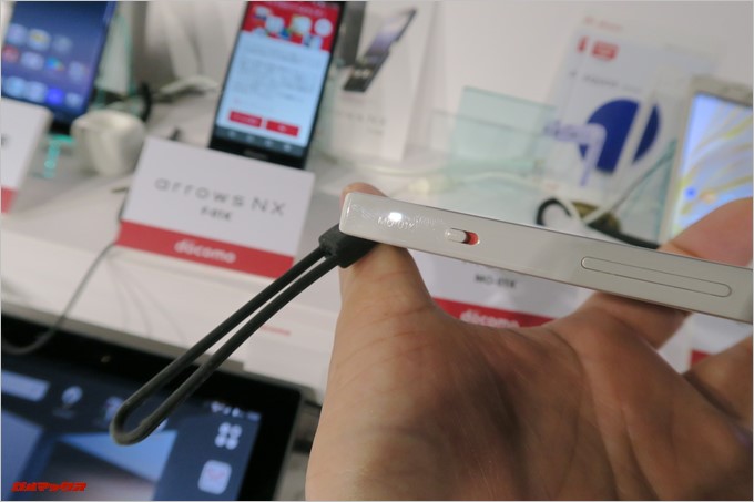 「MONO MO-01K」の物理スイッチはオン・オフが目視で分かるようになっています