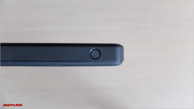 Anker PowerCore2 Slim 10000の側面には充電ボタン