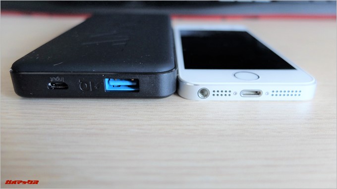 Anker PowerCore2 Slim 10000は本体の厚みも薄くiPhone5よりも少々厚い感じです