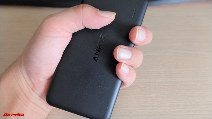 Anker PowerCore2 Slim 10000は手に収まりやすいサイズなので持ちやすいです。