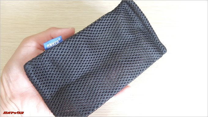 Anker PowerCore2 Slim 10000はメッシュの持ち運び用ポーチも同梱されています。