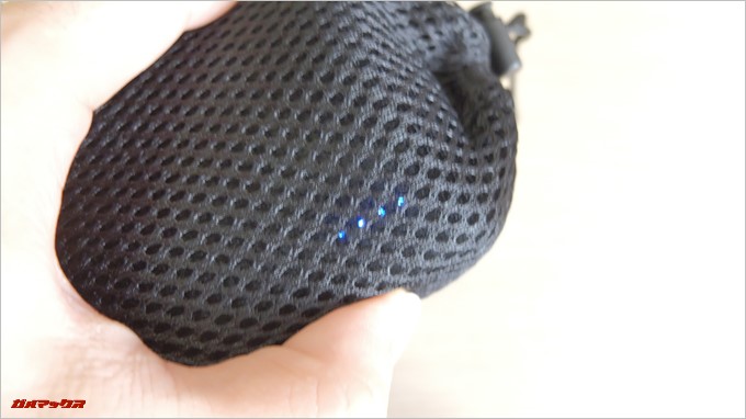 Anker PowerCore2 Slim 10000のポーチはメッシュ状なのでモバイルバッテリーを入れた状態でバッテリー残量の表示をチェックすることも可能です。