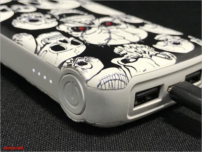 REMAX COOZYの充電残量は4つのLEDで確認できます