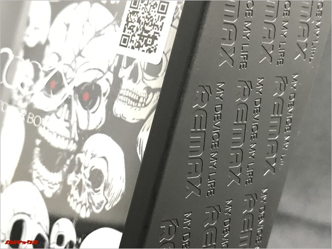 REMAX COOZYの外箱の横にはREMAXの文字が刻み込まれており外装から非常に凝った作りとなっています