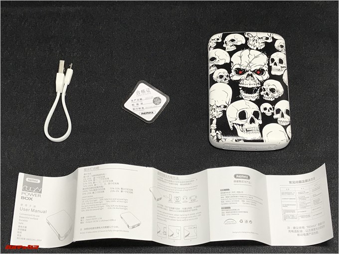 REMAX COOZYの同梱物は本体、ケーブル、合格書、取扱説明書のシンプルな構成です