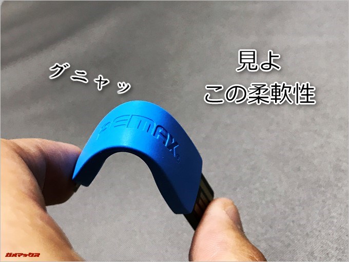 REMAX RINGS CABLEのケーブルは柔軟性が有るのでぐにゃっと曲げてリングに収納する感じです