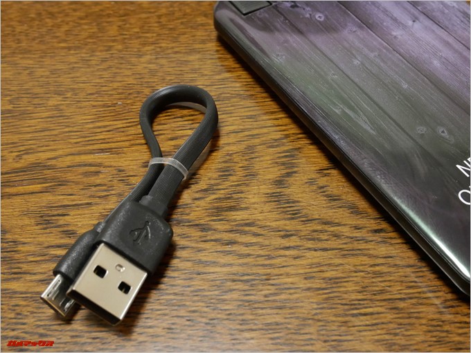 TUKOOに付属のケーブルは10cmほどの短いものでした