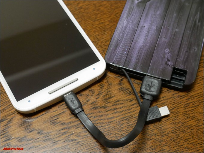 TUKOOは通常のUSBケーブルも差し込んで使えます