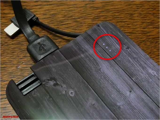 TUKOOは4段階のLEDで残量を表示します