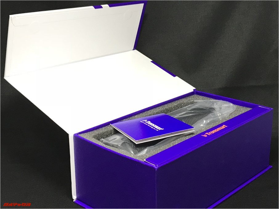 Tronsmart T6の外箱は横開き。低価格な製品とは一味違う外装に興奮