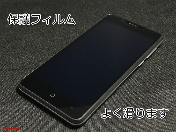 LEAGOO KIICAA POWERは本体に保護フィルムが貼られた状態で同梱されています